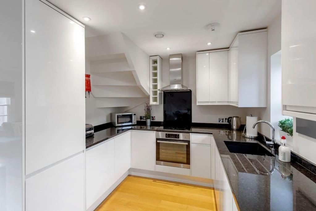 바스 Fantastic 3-Bed House With Parking 빌라 외부 사진